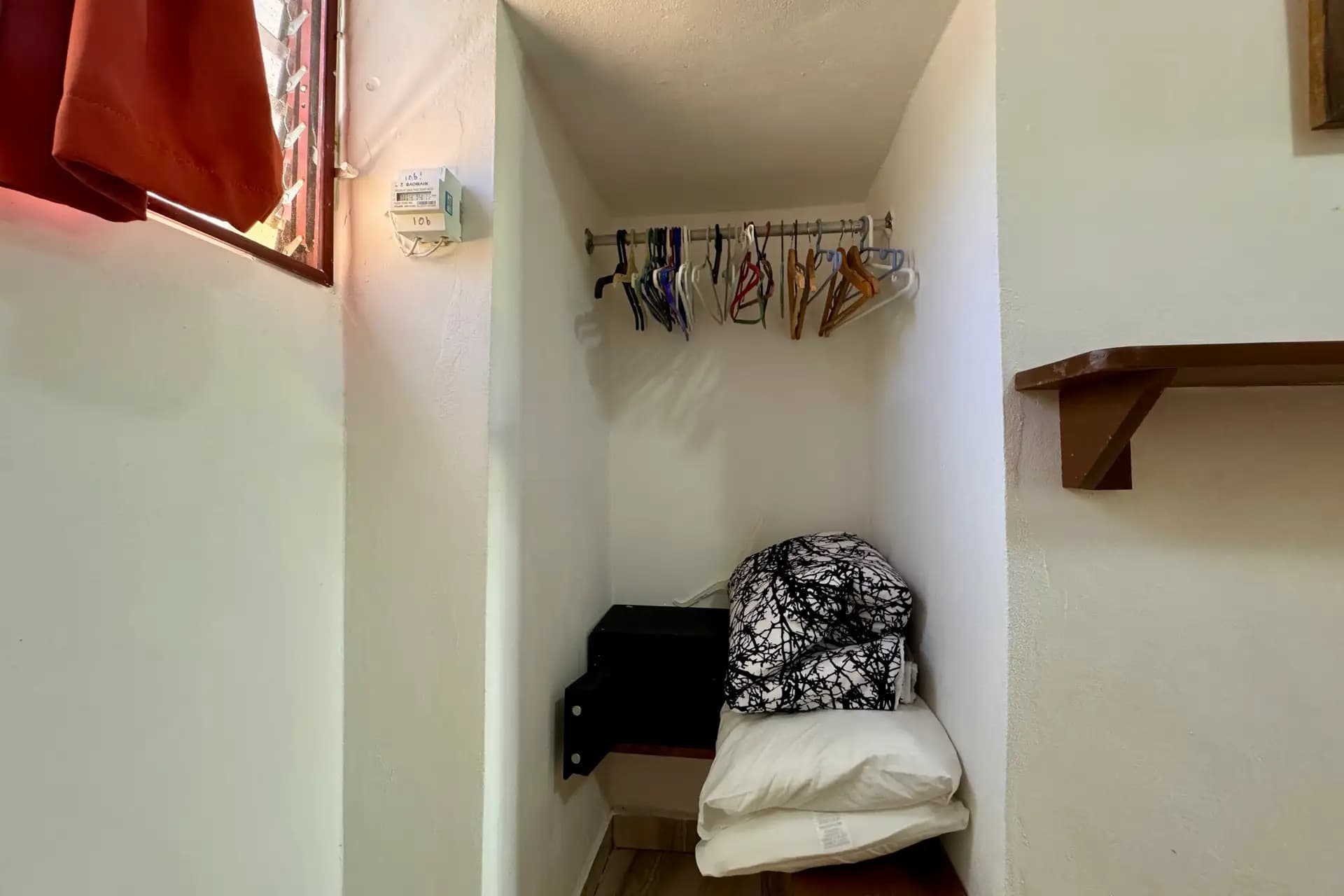 Studio meublé près de Playa Alicia au centre de Sosúa — Walk-in closet
