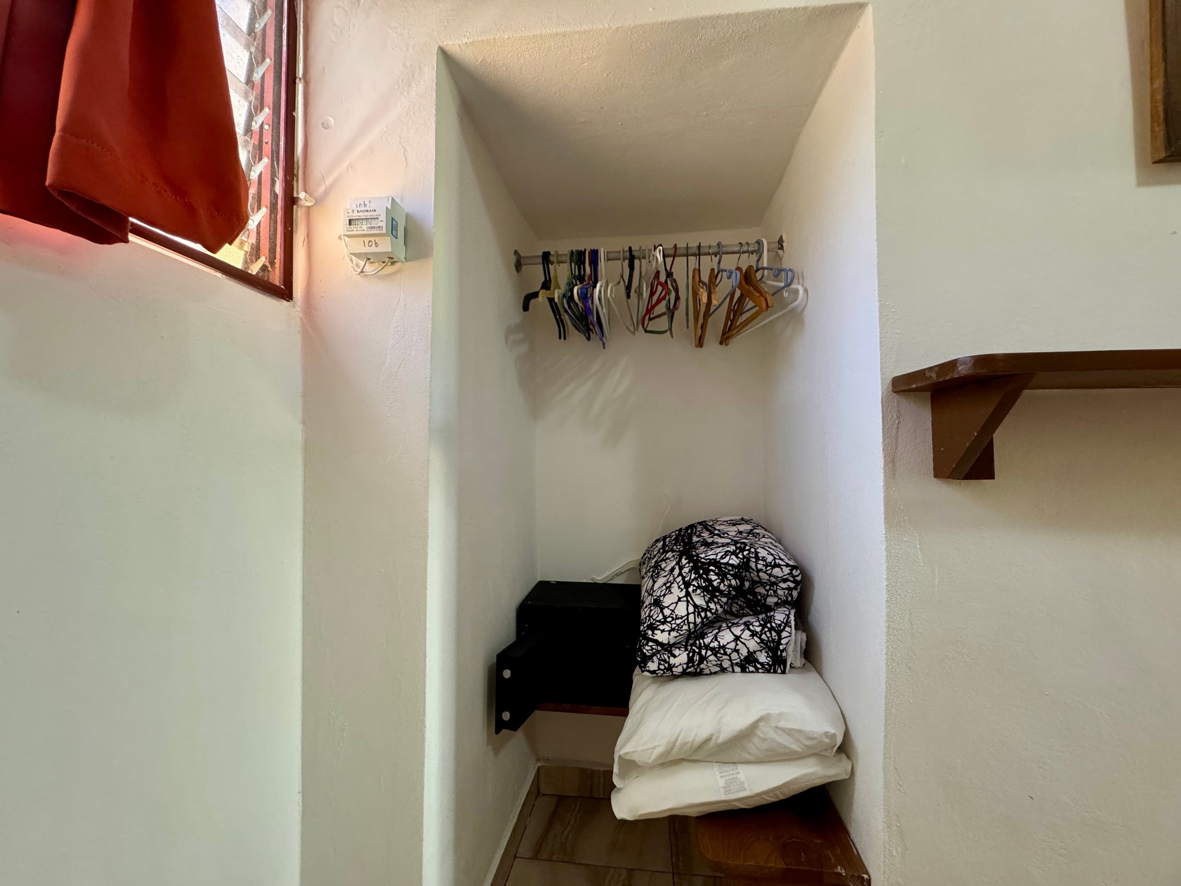 Studio meublé près de Playa Alicia au centre de Sosúa — Walk-in closet
