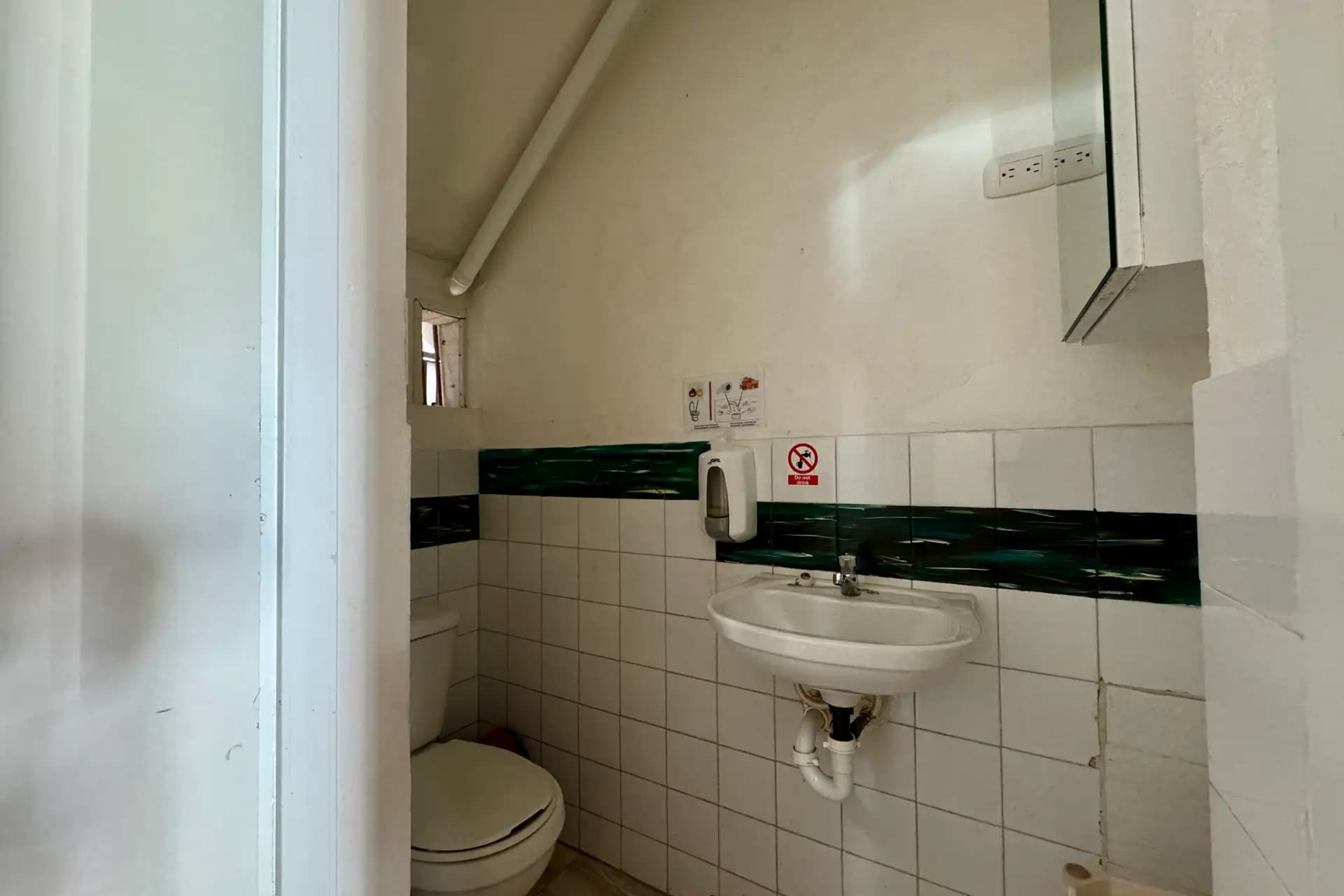 Studio meublé près de Playa Alicia au centre de Sosúa — Guest toilet