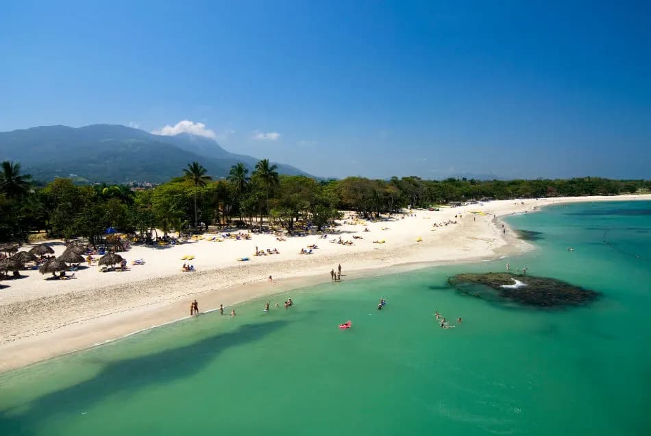 Playa Dorada في بويرتو بلاتا: دليل المنتجعات والشاطئ والغولف والعقارات (2026)